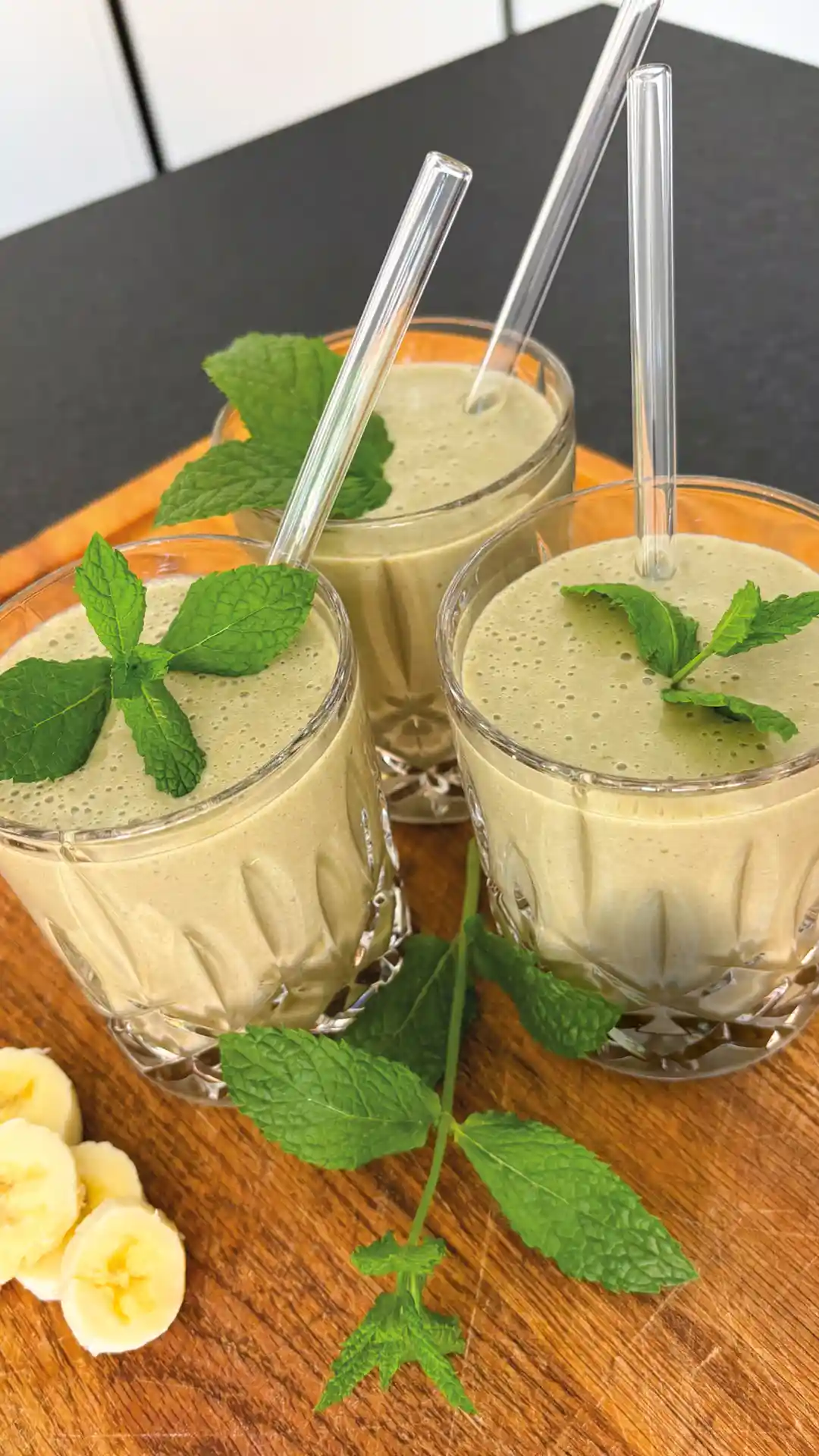 Drei Gläser gefüllt mit einem Matcha Shake und mit Minze garniert. | VIACTIV Krankenkasse