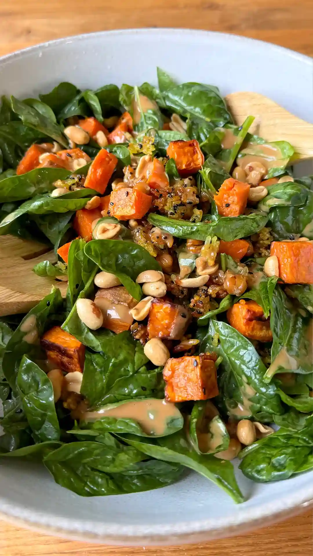 Lauwarmer Crispy Reissalat mit Süßkartoffel und Erdnuss | VIACTIV Krankenkasse