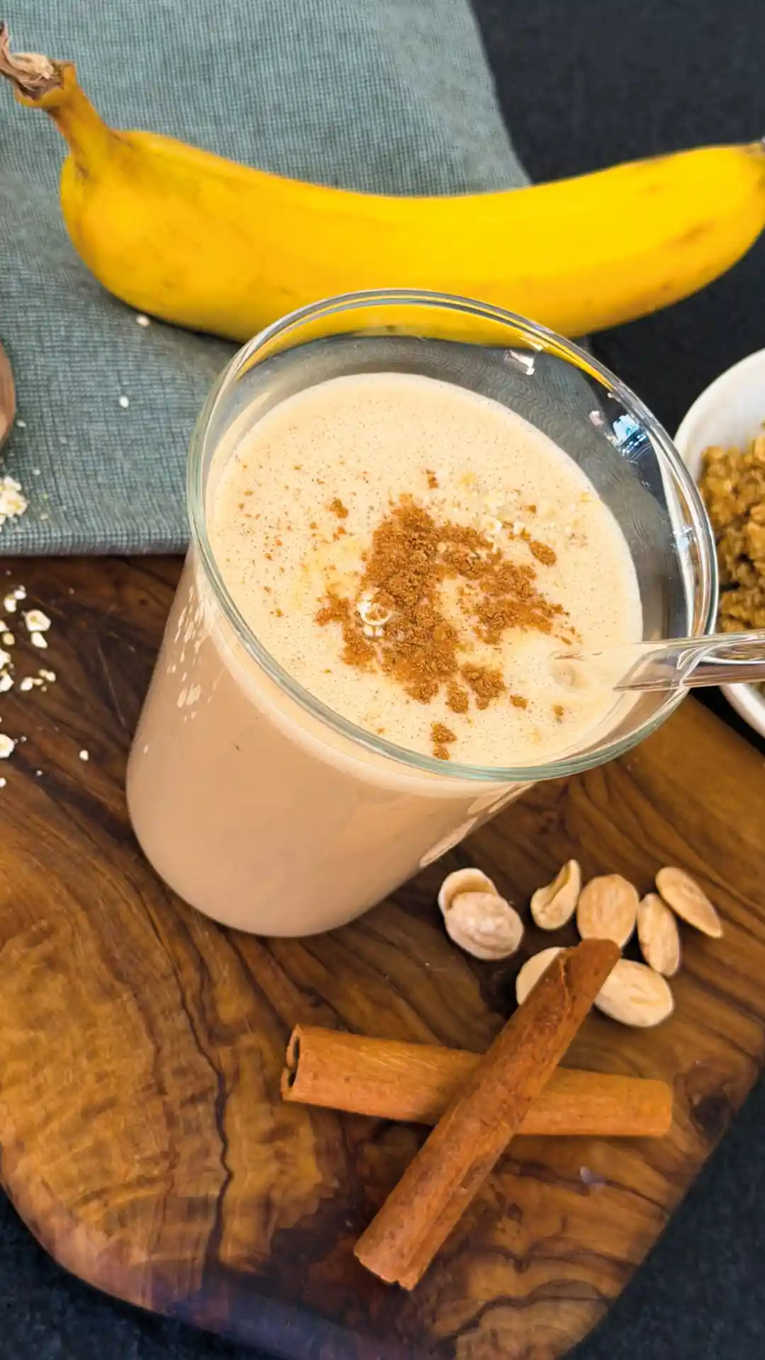 Ein hohes Glas mit Strohhalm und dem Porridge-Honig-Shake gefüllt. | VIACTIV Krankenkasse