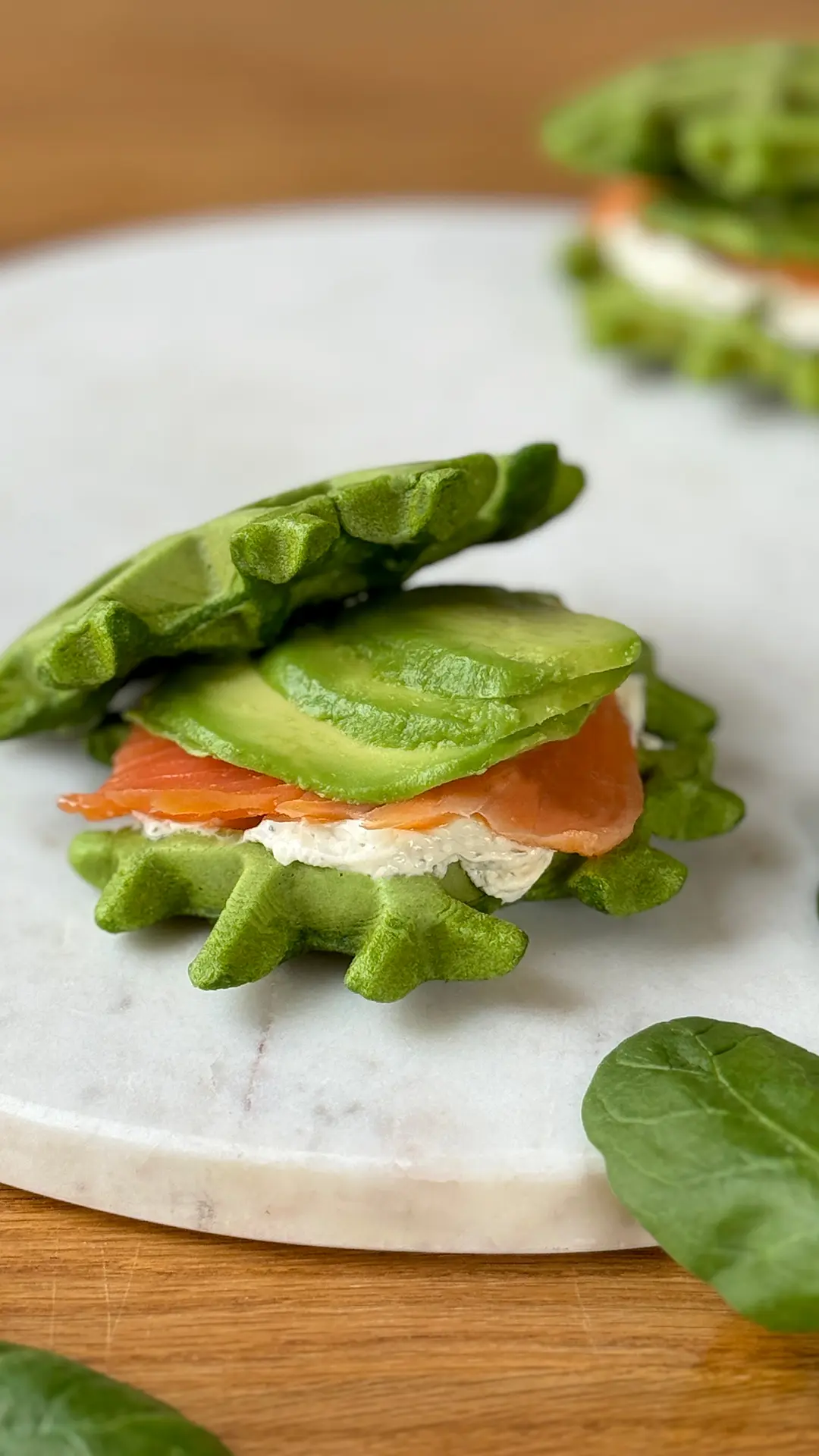 Spinatwaffeln mit Lachs und Avocado | VIACTIV Krankenkasse