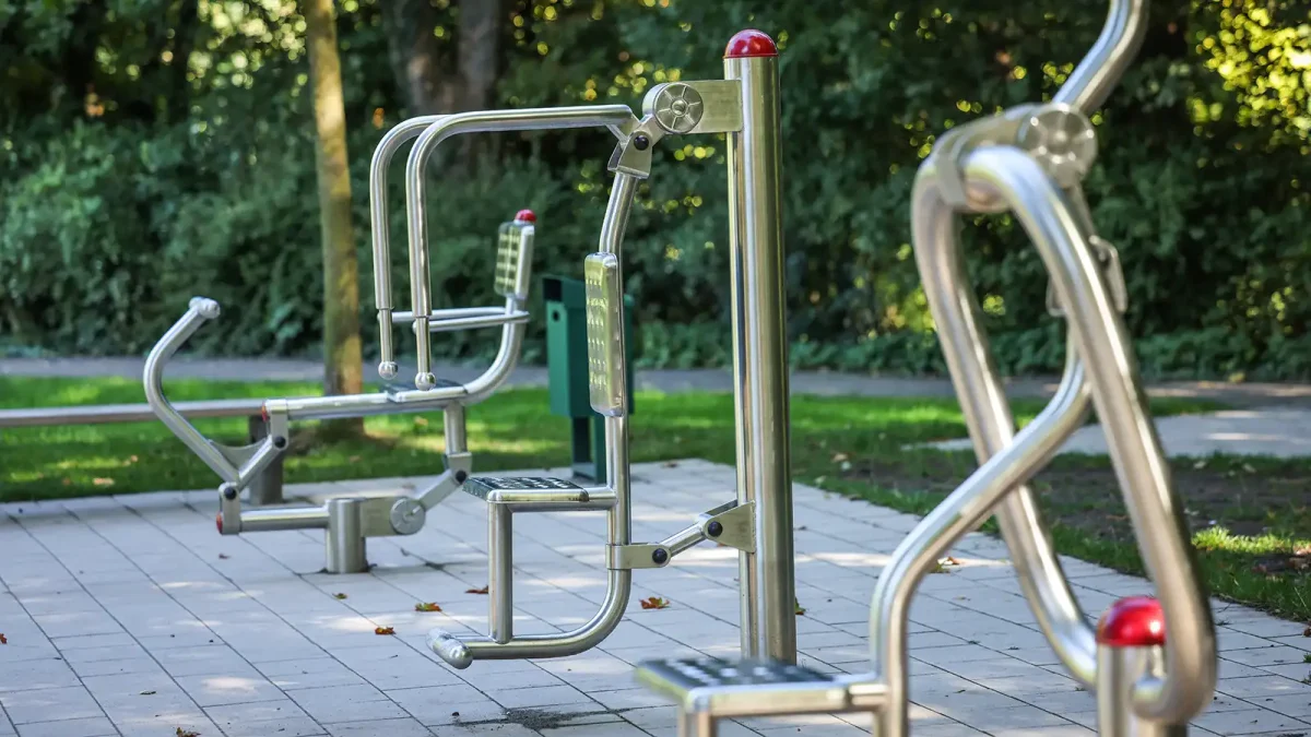 Drei silberne Parcour-Fitnessgeräte stehen nebeneinander in einem Park. | VIACTIV Krankenkasse