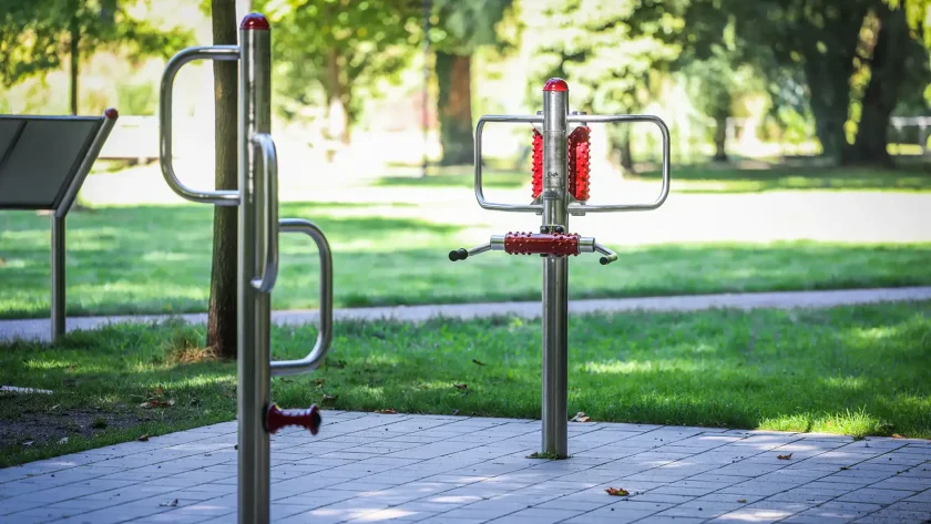 Zwei silberne Parcour-Fitnessgeräte stehen auf einer Fläche in einem Park. | VIACTIV Krankenkasse