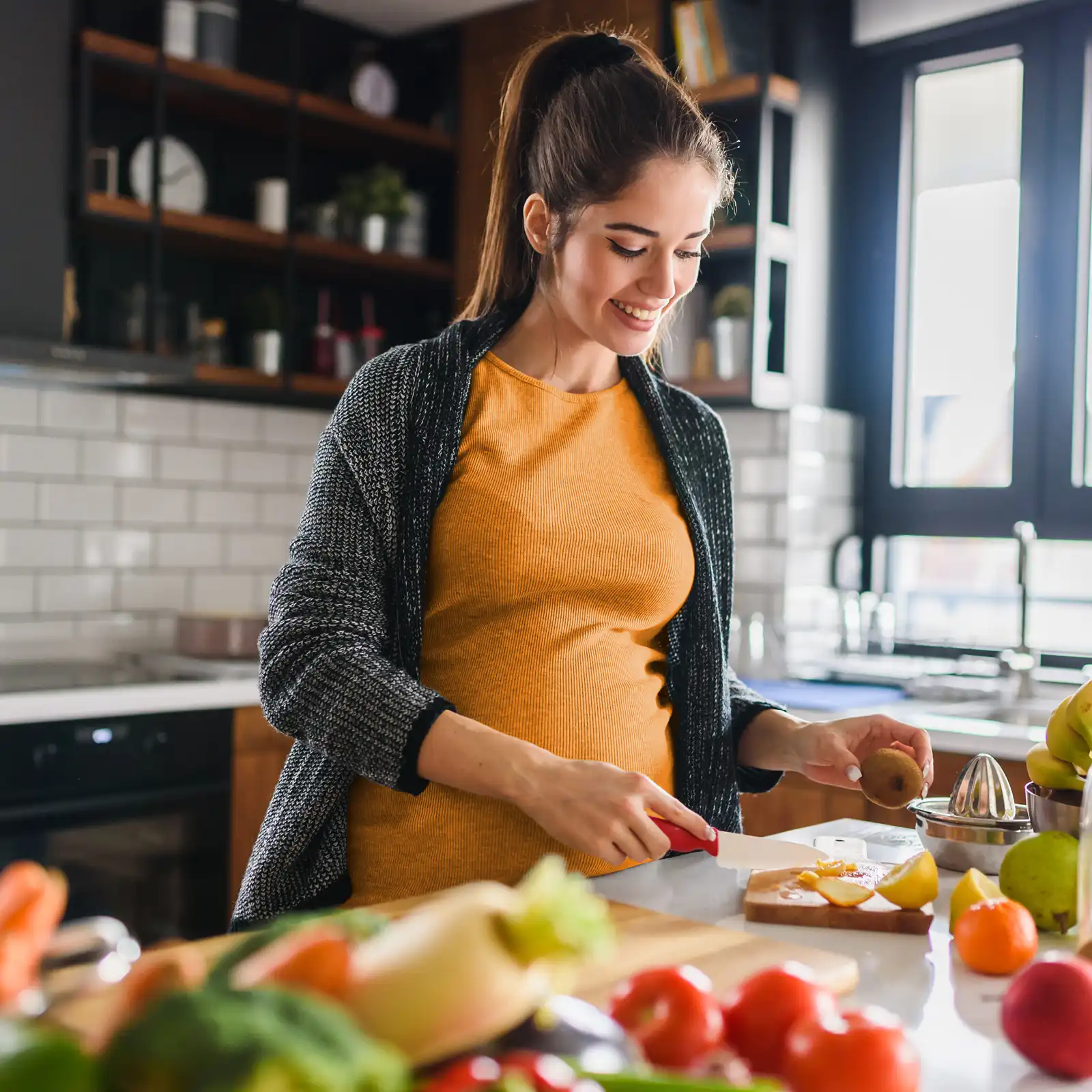 Eine schwangere Frau achtet durch eine ausgewogene und folatreiche Ernährung auf eine ausreichende Folatzufuhr. | VIACTIV Krankenkasse