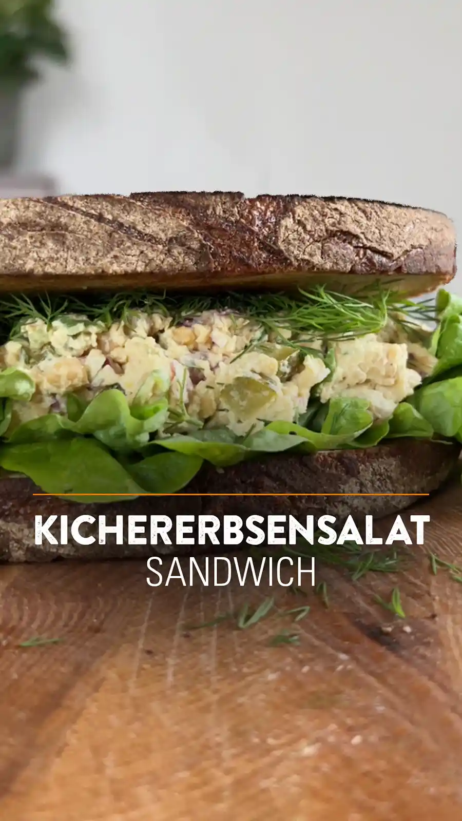 Sandwich aus zwei Brotscheiben belegt mit Kichererbsensalat als gesunder Snack für zwischendurch. | VIACTIV Krankenkasse