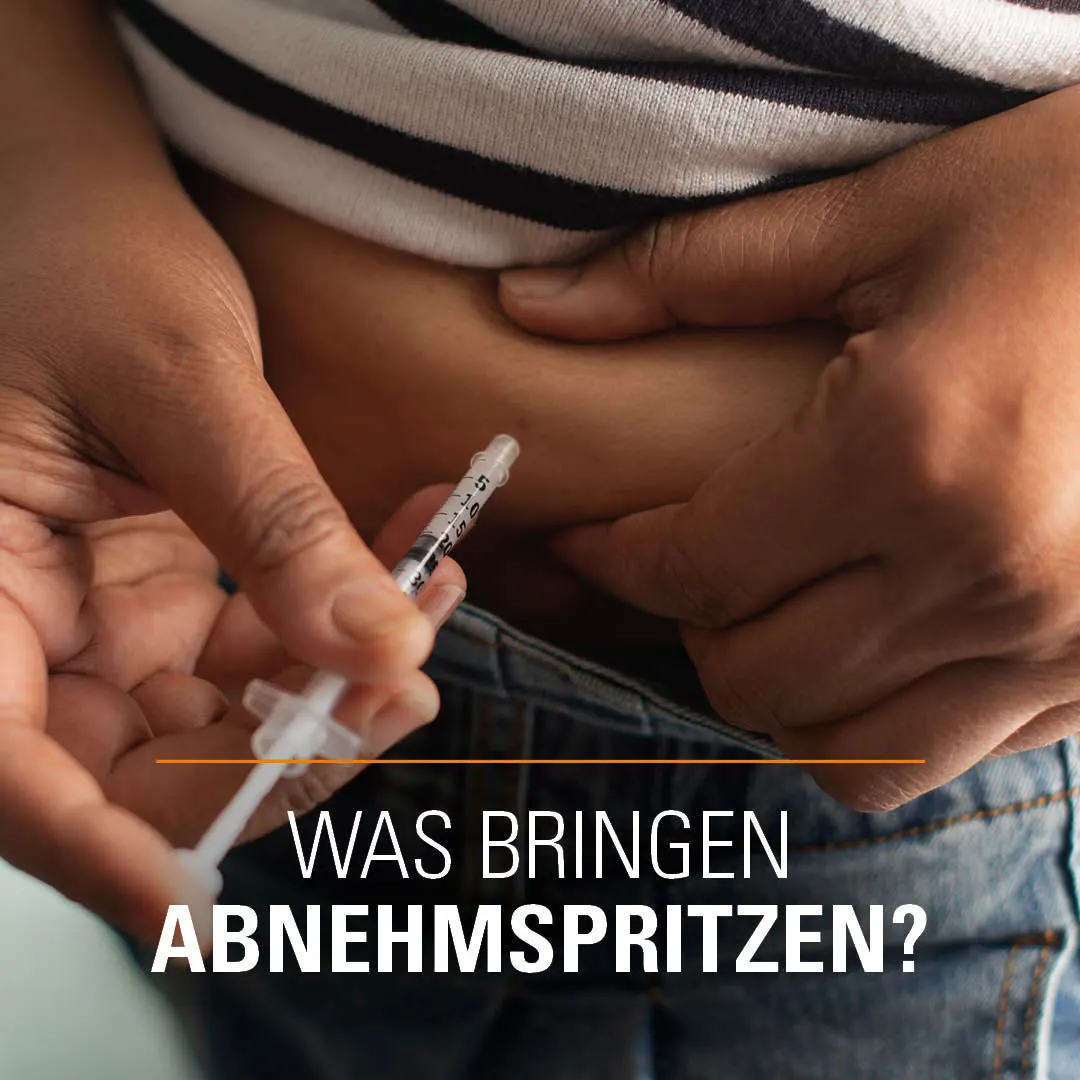 Eine Person im gestreiften Oberteil benutz eine Spritze an ihrem Bauch. | VIACTIV Krankenkasse