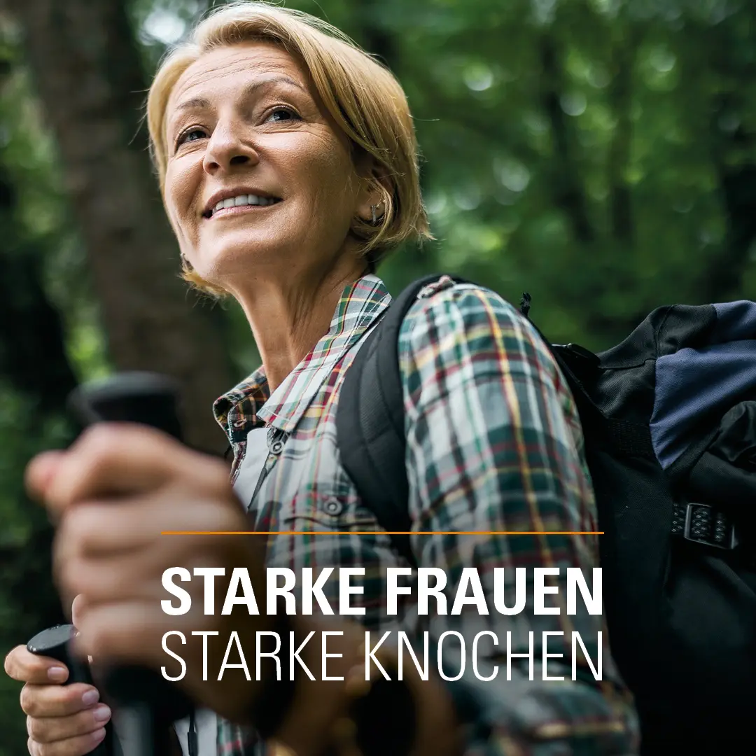 Nahaufnahme einer Frau höheren Alters in der Natur. Sie walkt mit Stöcken und Rucksack und wirkt dabei sehr zufrieden. | VIACTIV Krankenkasse