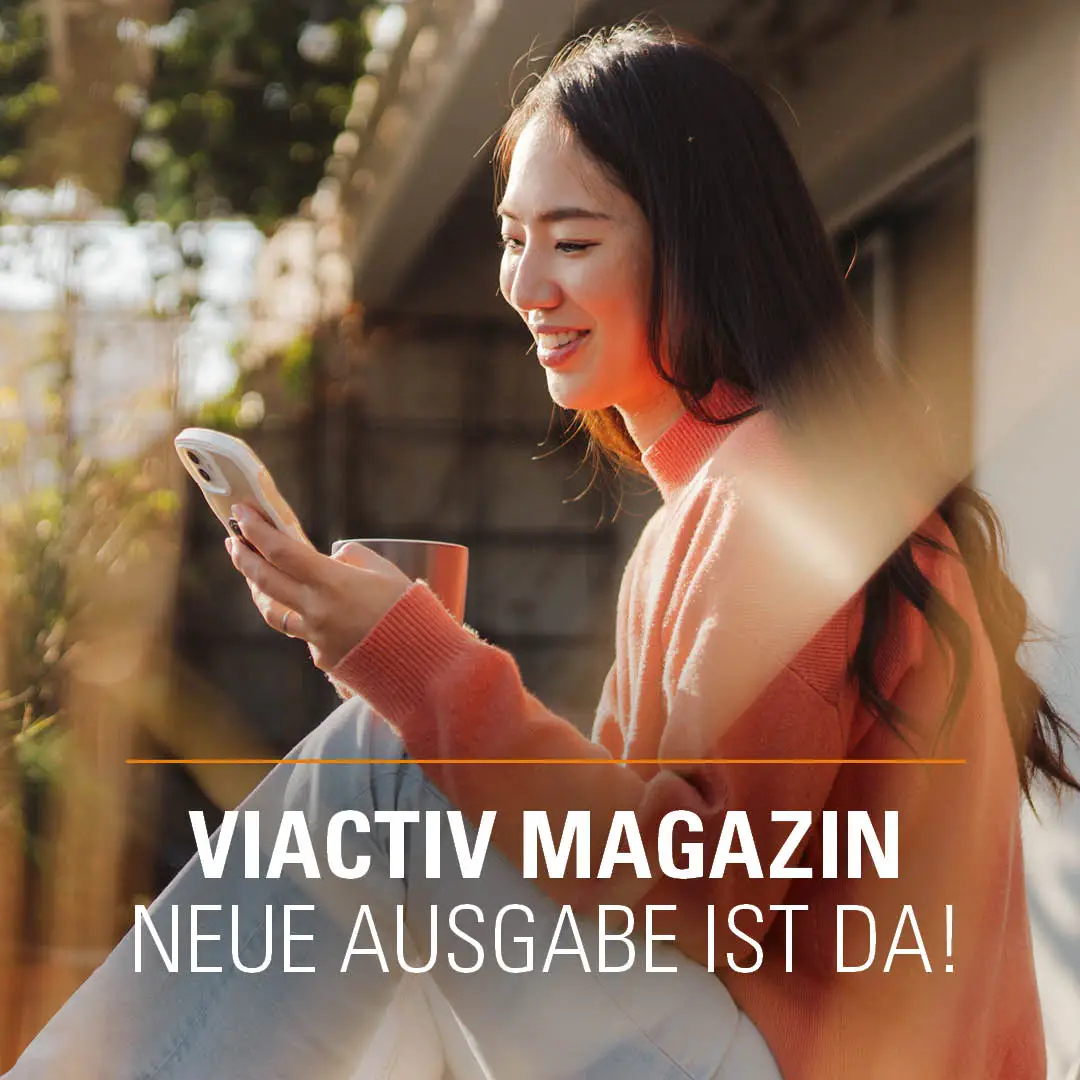 Eine junge Frau liest das VIACTIV Magazin auf Ihrem Handy. | VIACTIV Krankenkasse