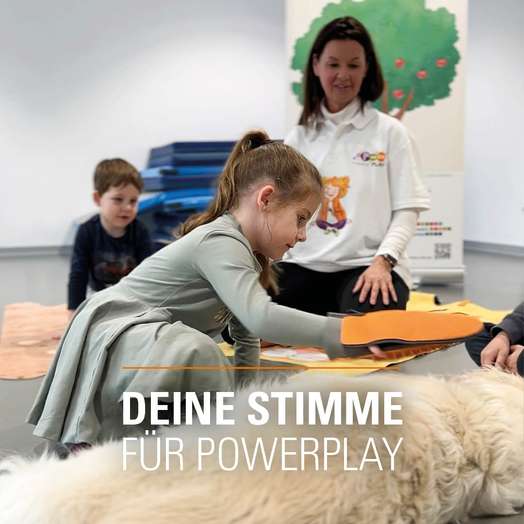 Ein Kind streichelt im Zuge von Powerplay einen Hund. | VIACTIV Krankenkasse