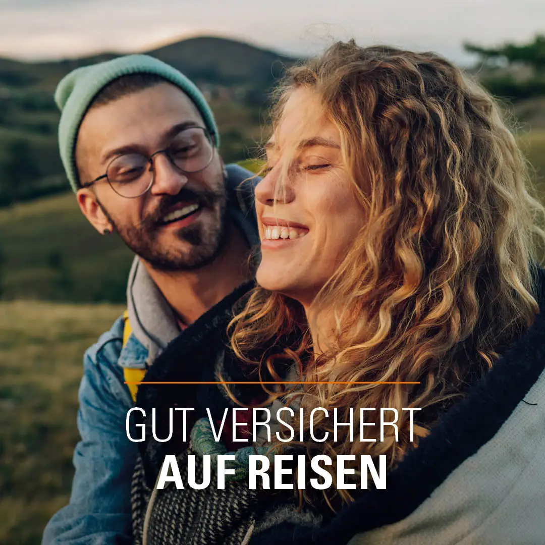 Ein Pärchen ist auf Reisen in den Bergen und genießt die Luft. | VIACTIV Krankenkasse