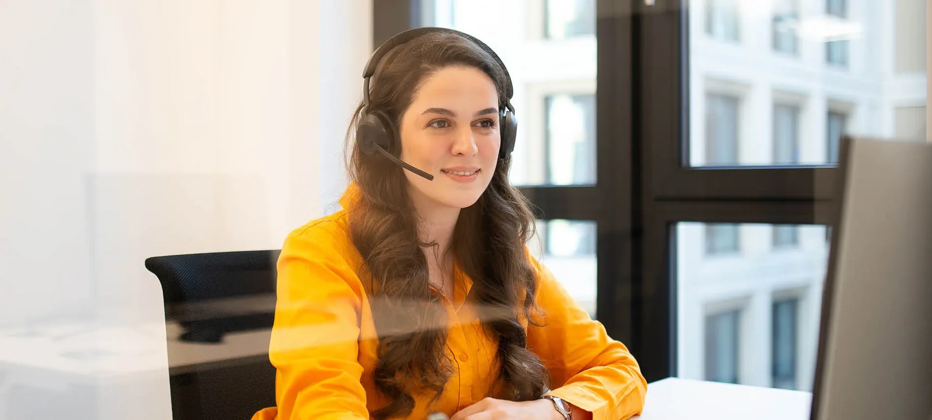 Eine VIACTIV Mitarbeiterin nimmt einen Anruf entgegen und berät einen Kunden. | VIACTIV Krankenkasse