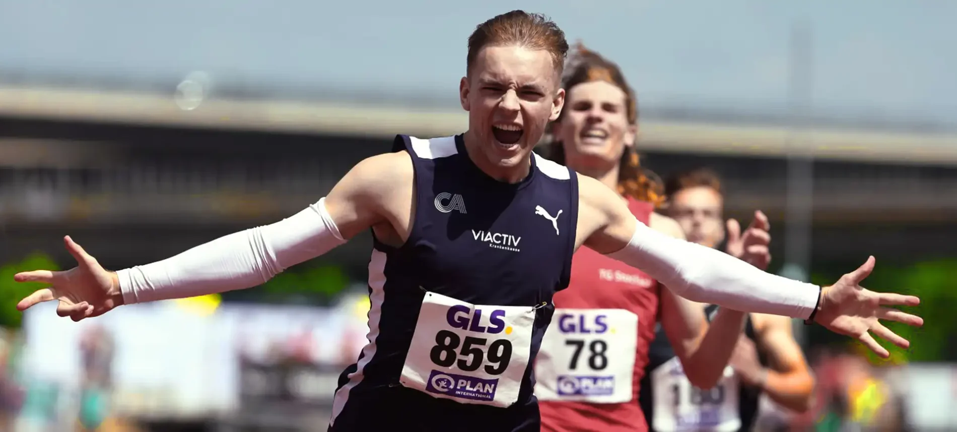 Ein Leichtathlet im blauen Trikot jubelt. | VIACTIV Krankenkasse