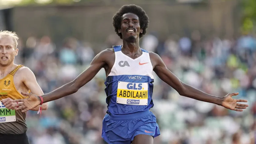 Ein Leichtathlet läuft durch das Ziel und jubelt. | VIACTIV Krankenkasse