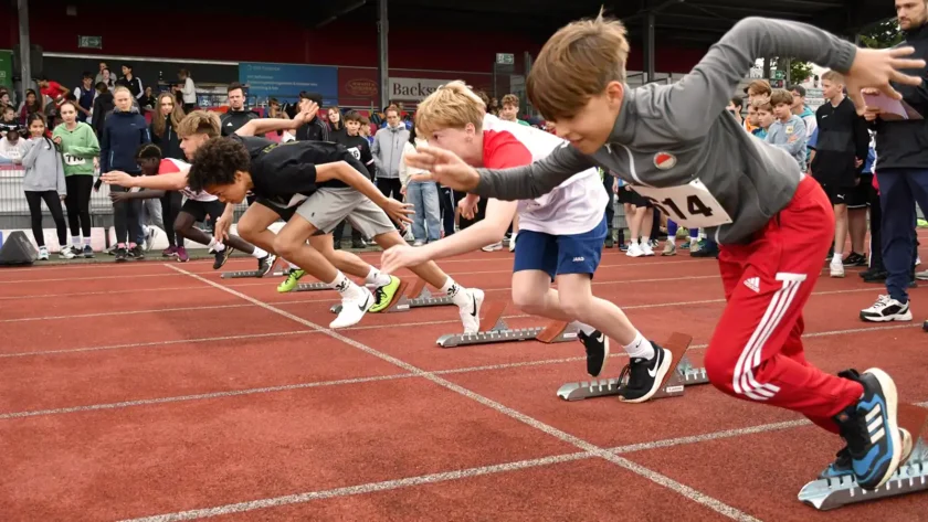Mehrere Kinder stehen an der Startlinie einer Laufstrecke. | VIACTIV Krankenkasse