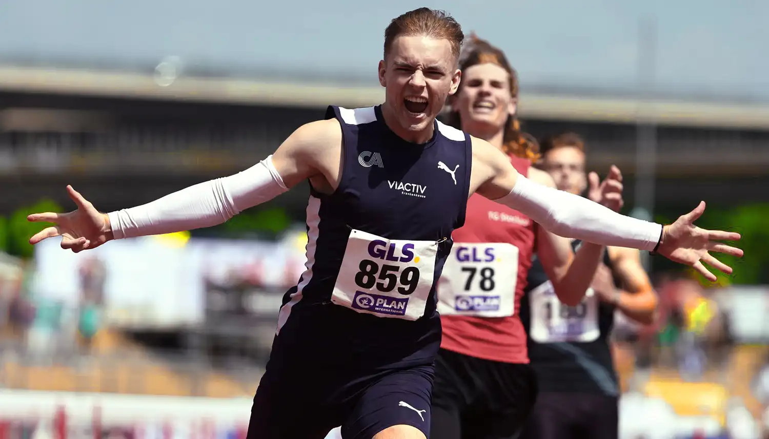 Ein Leichtathlet im blauen Trikot jubelt. | VIACTIV Krankenkasse