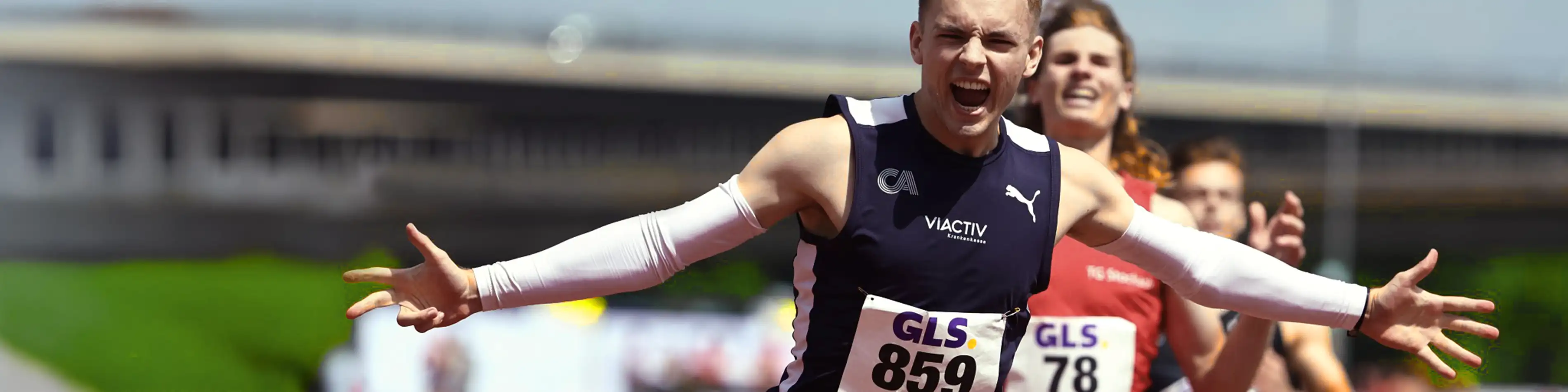 Ein Leichtathlet im blauen Trikot jubelt. | VIACTIV Krankenkasse