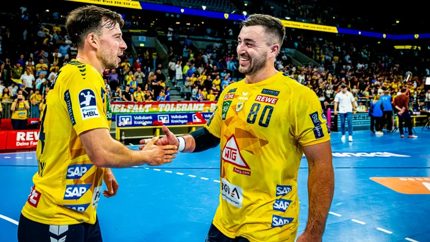 Zwei Handballspieler der Rhein-Neckar Löwen klatschen sich ab. | VIACTIV Krankenkasse