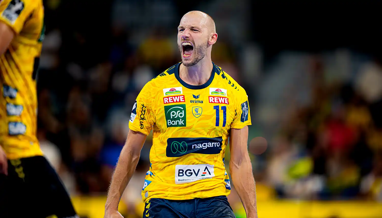 Ein Handballspieler der Rhein-Neckar Löwen jubelt euphorisch. | VIACTIV Krankenkasse