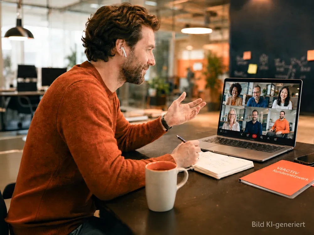 Ein Mann sitzt vor seinem Laptop und befindet sich in einer Videokonferenz. Auf dem Bildschirm sind viele unterschiedliche Leute zu sehen. | VIACTIV Krankenkasse
