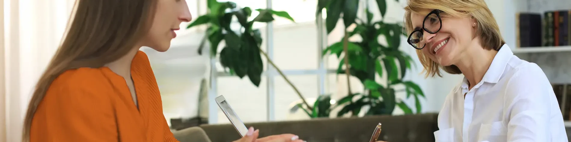 Eine junge Fau sitzt ihrer Ärztin gegenüber und lässt sich von ihr beraten. | VIACTIV Krankenkasse