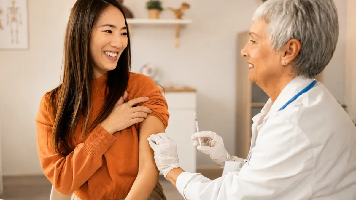 Eine Ärztin impft ihre Patientin in der Praxis. | VIACTIV Krankenkasse