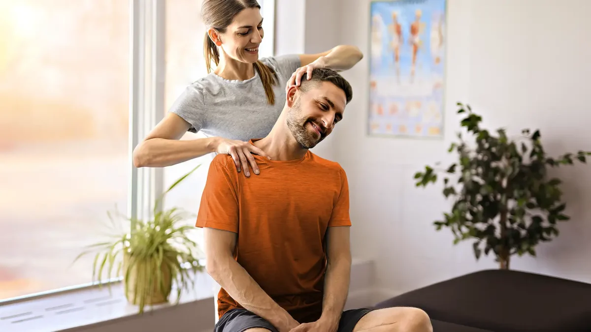 Eine Osteopathin behandelt ihren Patienten in der Praxis. | VIACTIV Krankenkasse