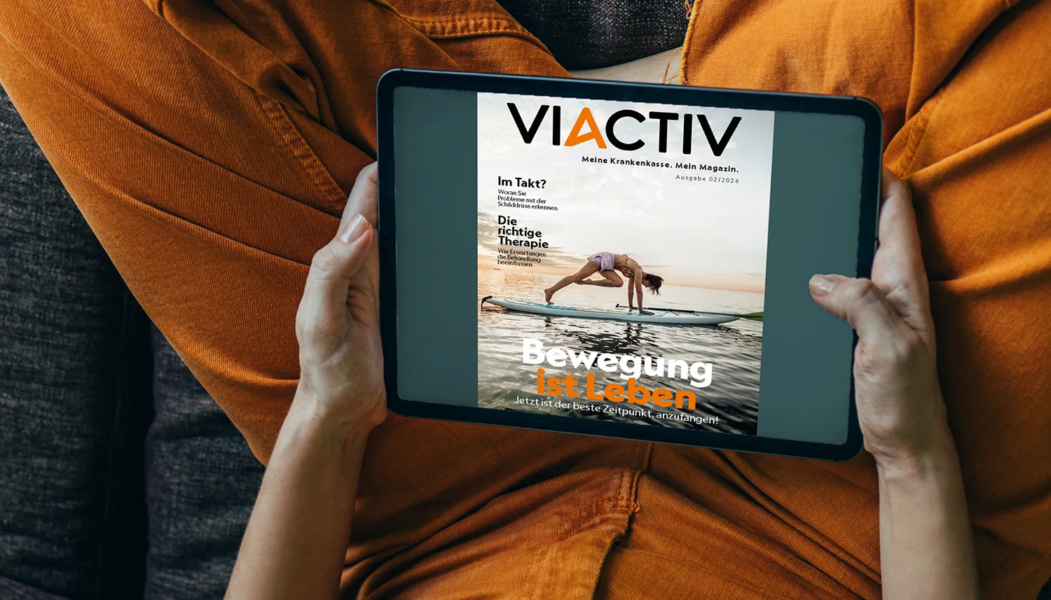 Jemand hält ein Tablet in der Hand. Auf dem Display ist die Sommerausgabe des VIACTIV Magazins 2026 abgebildet. | VIACTIV Krankenkasse