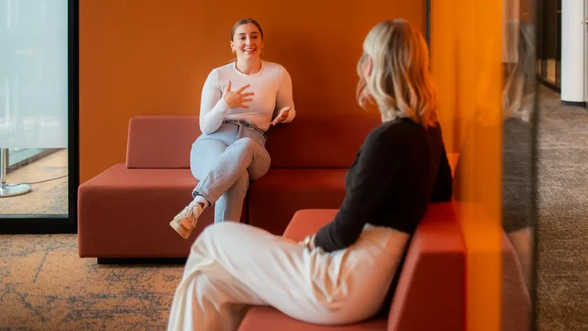 Zwei Mitarbeiterinnen der VIACTIV unterhalten sich. Sie sitzen sich schräg gegenüber. | VIACTIV Krankenkasse