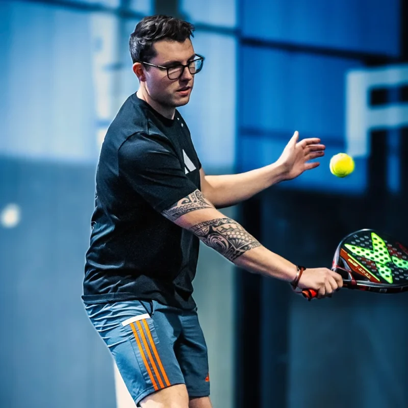 Felix Ahrens vom P3 Padel Club, der gerade den Ball spielt. | VIACTIV Krankenkasse