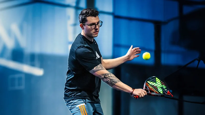 Felix Ahrens vom P3 Padel Club, der gerade den Ball spielt. | VIACTIV Krankenkasse