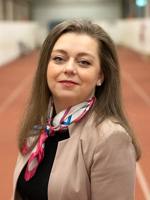 Ein Portrait von Raluca Hila, Spezialistin im Unternehmensvertrieb | VIACTIV Krankenkasse