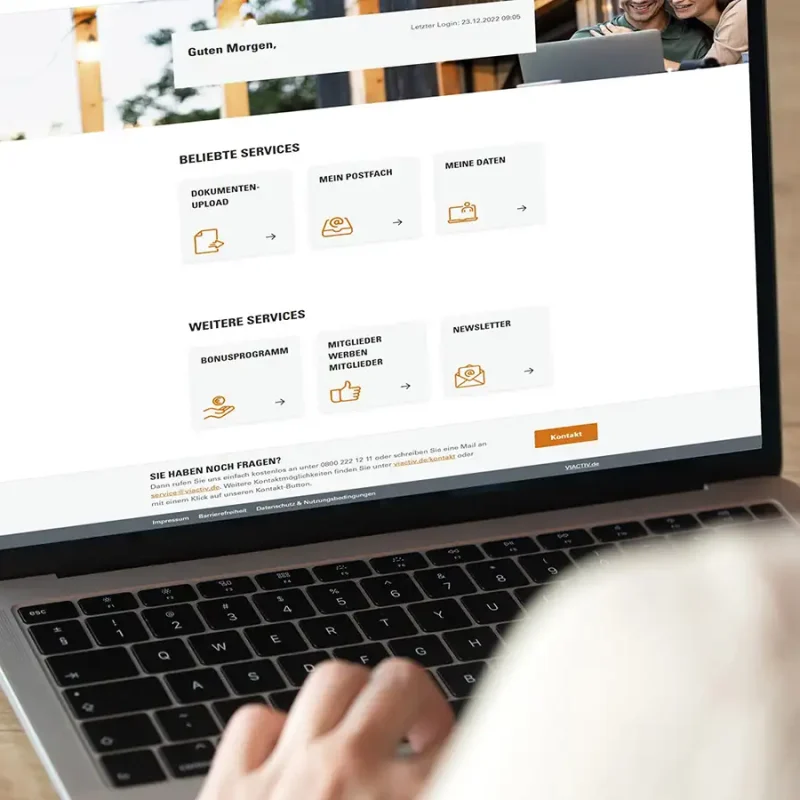 Eine Person sitzt vor einem aufgeklappten Laptop. Auf dem Bildschirm ist die 'Startseite des digitalen Kundenservice „VIACTIV Service-Online“ zu sehen. | VIACTIV Krankenkasse