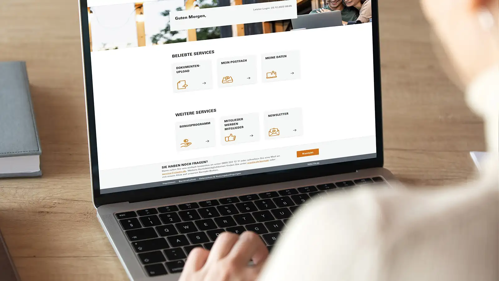 Eine Person sitzt vor einem aufgeklappten Laptop. Auf dem Bildschirm ist die 'Startseite des digitalen Kundenservice „VIACTIV Service-Online“ zu sehen. | VIACTIV Krankenkasse