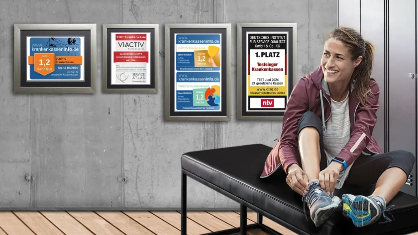 Eine sportlich gekleidete Frau sitzt in einer Umkleide und bindet sich den Laufschuh zu. Im Hintergrund hängen fünf Auszeichnungen der VIACTIV Krankenkasse. | VIACTIV Krankenkasse