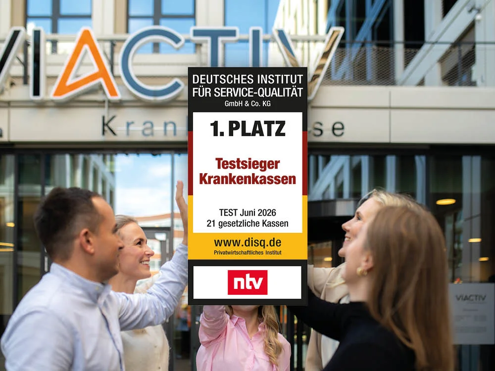 Mitarbeitende der VIACTIV stehen im Kreis und klatschen die Hände ab. | VIACTIV Krankenkasse