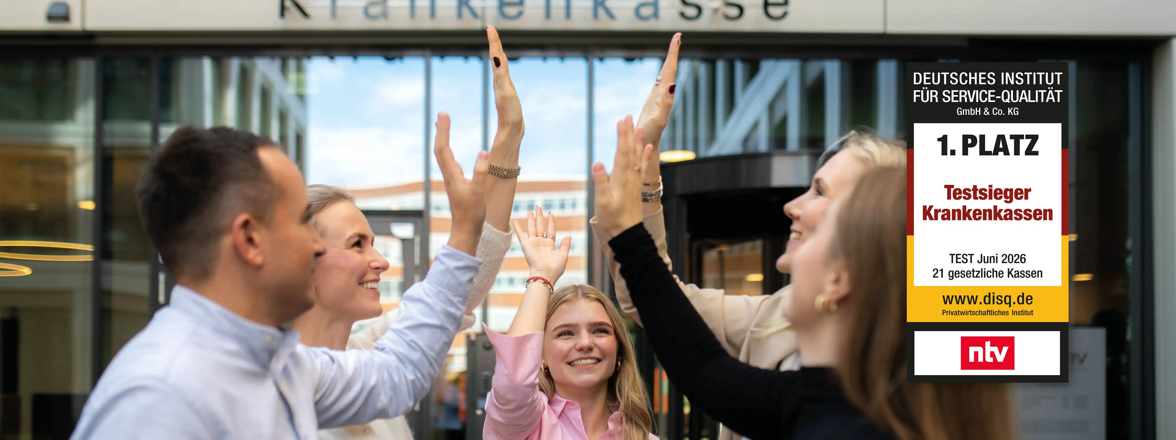 Mitarbeitende der VIACTIV stehen im Kreis und klatschen die Hände ab. | VIACTIV Krankenkasse