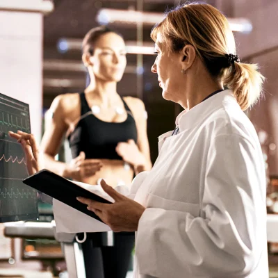 Eine Ärztin führt ein Belastungs-EGK bei einer Patientin im Rahmen des Sportchecks durch. | VIACTIV Krankenkasse