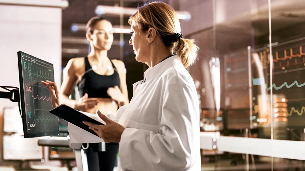 Eine Ärztin führt ein Belastungs-EGK bei einer Patientin im Rahmen des Sportchecks durch. | VIACTIV Krankenkasse