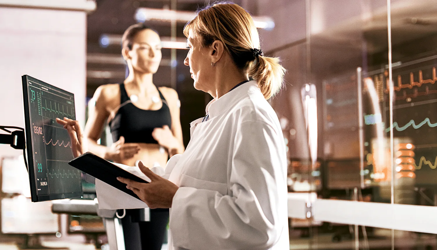 Eine Ärztin führt ein Belastungs-EGK bei einer Patientin im Rahmen des Sportchecks durch. | VIACTIV Krankenkasse