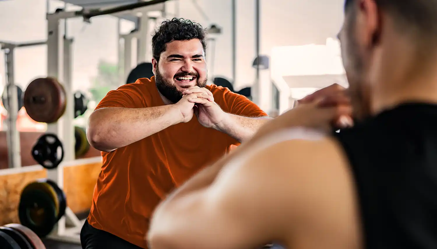 Ein Mann trainiert mit seinem Personal Trainer im Fitnessstudio. | VIACTIV Krankenkasse
