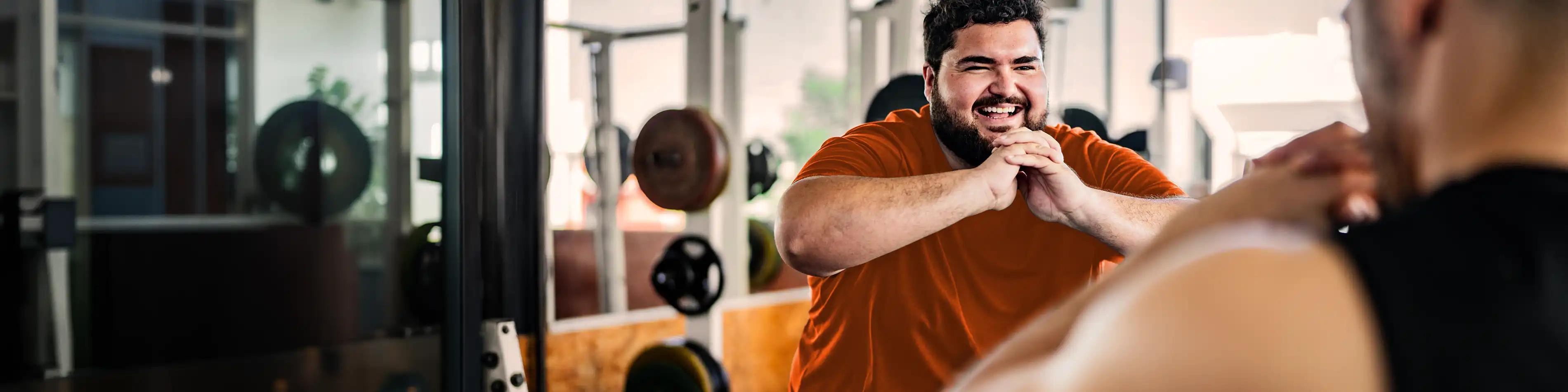 Ein Mann trainiert mit seinem Personal Trainer im Fitnessstudio. | VIACTIV Krankenkasse