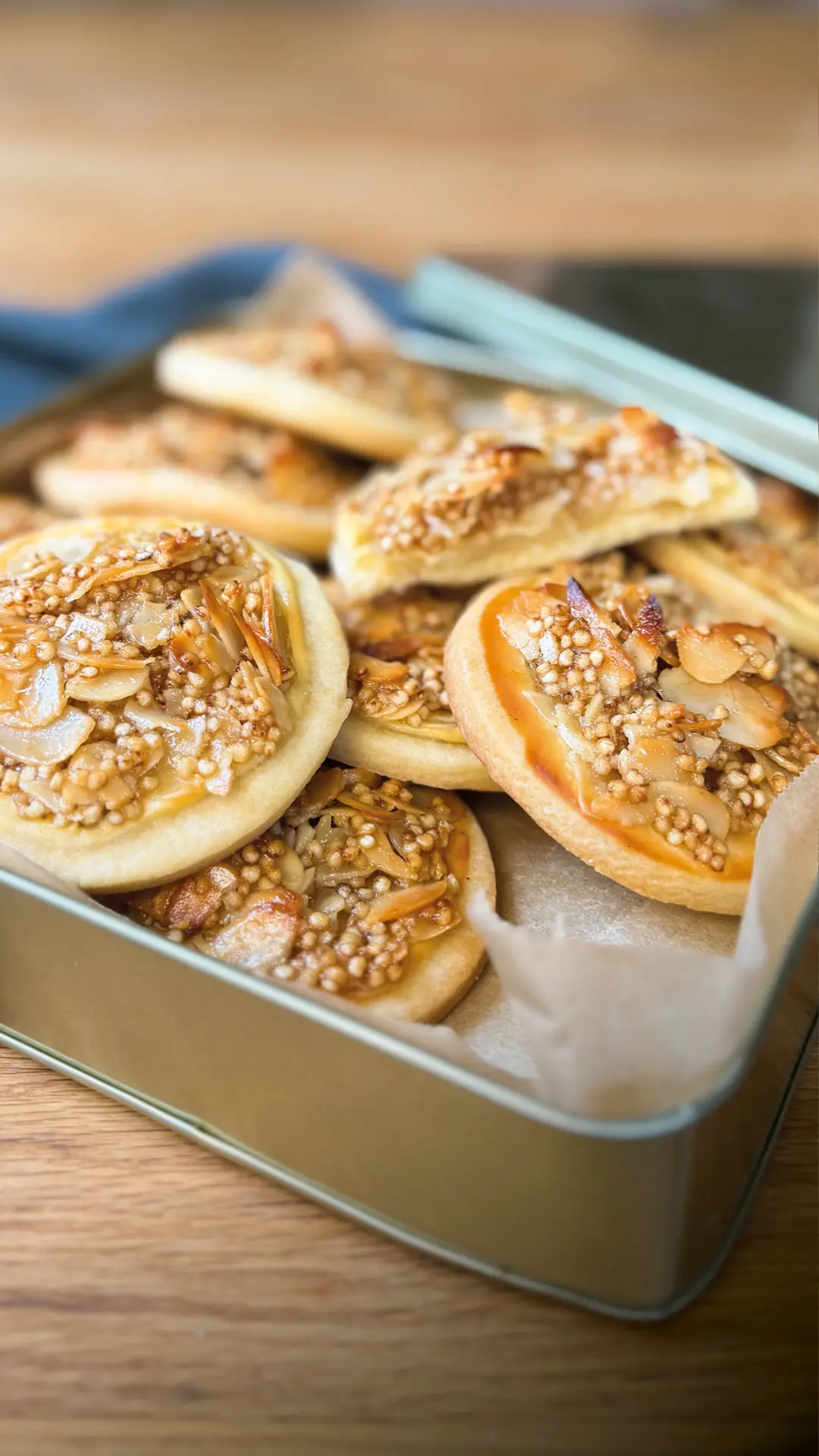 Goldgelbe Mürbeteigkekse mit Quinoa-Topping in einer silbernen Form. | VIACTIV Krankenkasse