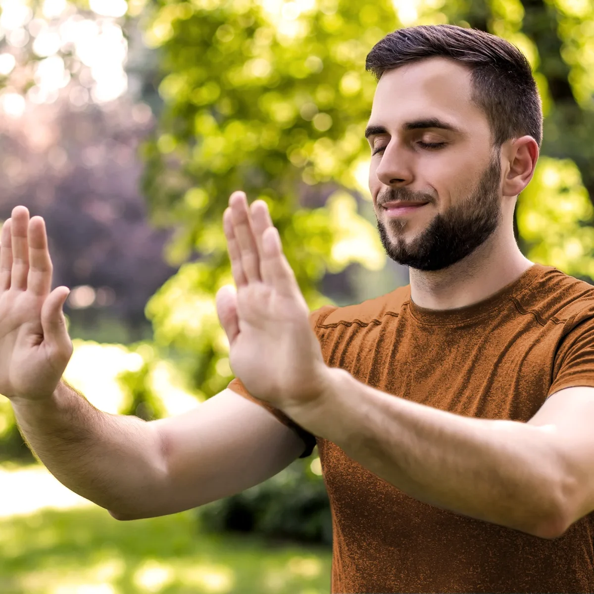 Ein Mann macht draußen eine Achtsamkeitsübung und hat die Augen geschlossen. | VIACTIV Krankenkasse