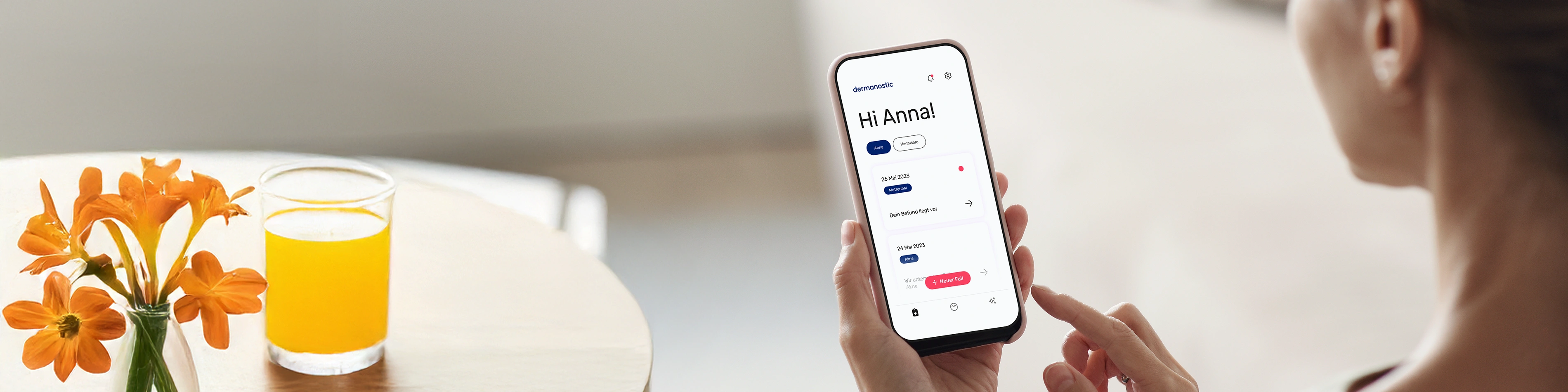 Eine Frau hat die Hautarzt-App von Dermanostic auf ihrem Smartphone geöffnet. Sie schaut auf ihr Handy. | VIACTIV Krankenkasse